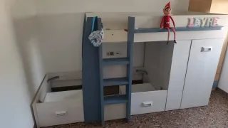 Dormitorio tren con armario y cajones