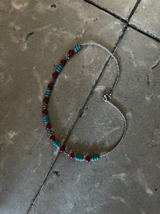 Colgante de plata con cuentas rojas y turquesas