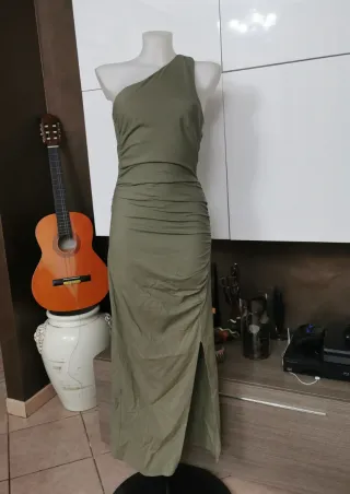 Abito lungo verde con schiena scoperta