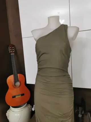Abito lungo verde con schiena scoperta