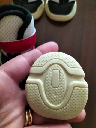 Scarpe per cani rosse e bianche