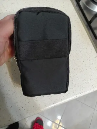 Borsello nero con iniziale K e fiori