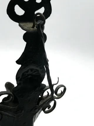 Curioso candil de hierro para colgar o sobremesa