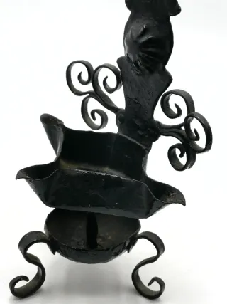 Curioso candil de hierro para colgar o sobremesa