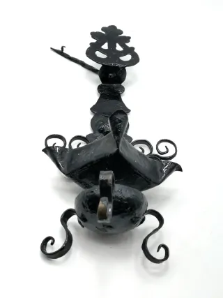Curioso candil de hierro para colgar o sobremesa