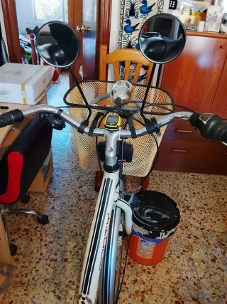 Bicicleta nueva con accesorios