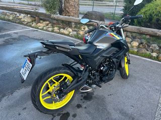 Moto 125cc Naked Negra y Amarilla