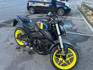 Moto 125cc Naked Negra y Amarilla