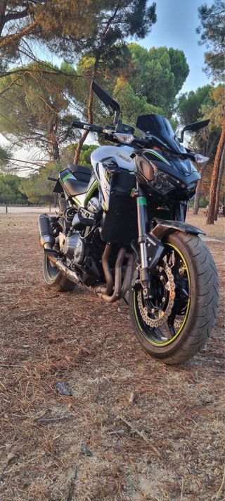 Kawasaki Z900 Negra y Blanca