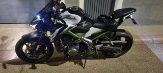 Kawasaki Z900 Negra y Blanca