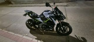 Kawasaki Z900 Negra y Blanca