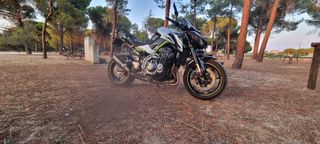 Kawasaki Z900 Negra y Blanca