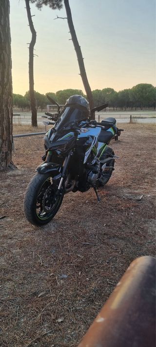 Kawasaki Z900 Negra y Blanca