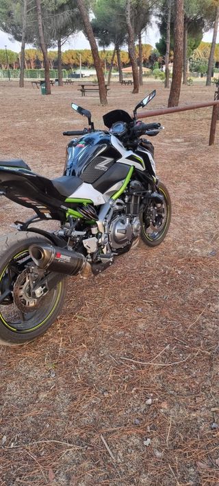 Kawasaki Z900 Negra y Blanca
