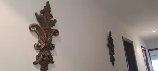 Adorno de pared de madera tallada