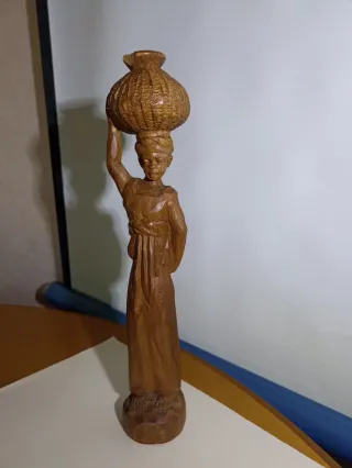 Figura de mujer con cesta de madera