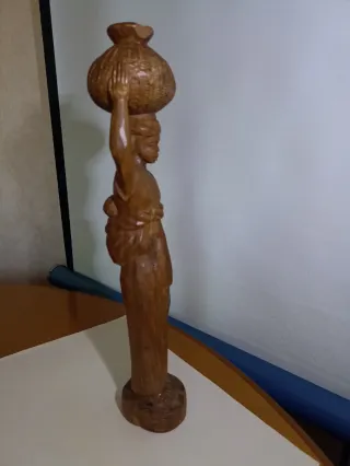 Figura de mujer con cesta de madera