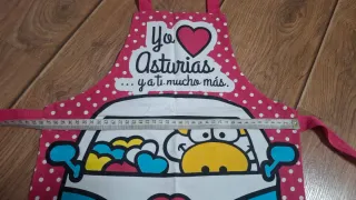 Delantal infantil rosa con furgoneta