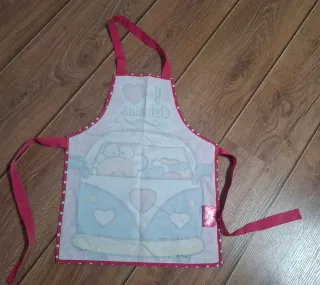 Delantal infantil rosa con furgoneta