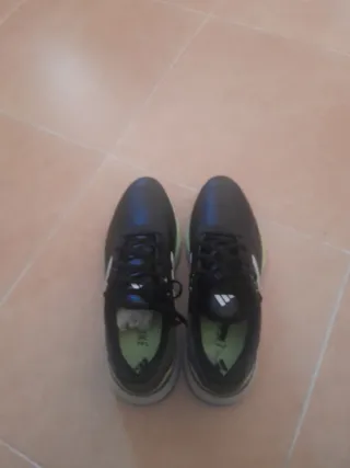 Zapatillas Adidas es uno 47 pero ace un 46