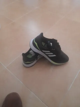 Zapatillas Adidas es uno 47 pero ace un 46