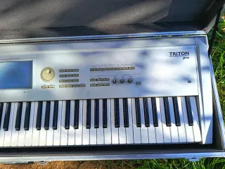 Korg Triton Pro 76 Teclas Sintetizador