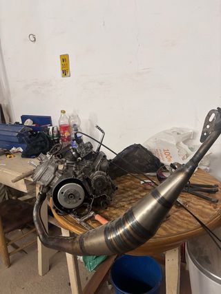 Motor AM6 con escape