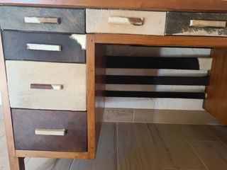 Escritorio de madera y piel