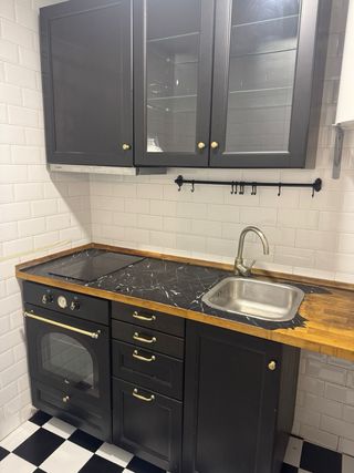 Muebles de cocina negros y dorados