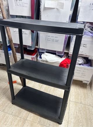Estantería de plástico negra. Con poco uso.