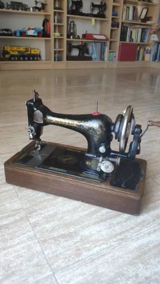 SINGER MAQUINA DE COSER ANTIGUA 28K