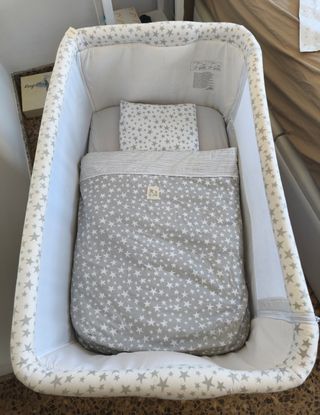 Cuna colecho Jané Babyside gris con estrellas