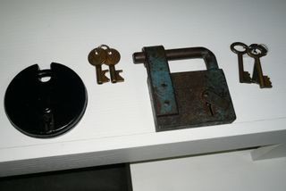 2 candados antiguos con llaves