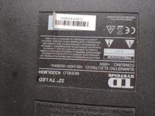 Televisor 32 " tiene pequeños arañazos en la pant