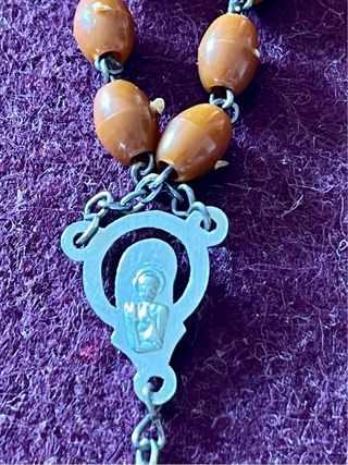 Rosario de cuentas marrones y plata