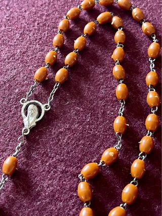 Rosario de cuentas marrones y plata