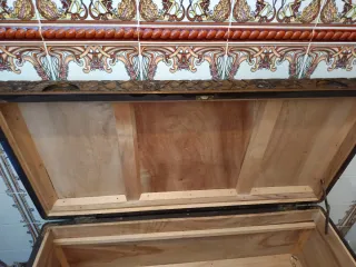 Baúl de pino tallado