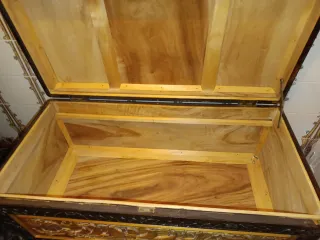 Baúl de pino tallado