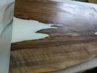 Encimera de baño de nogal con resina