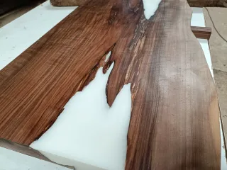Encimera de baño de nogal con resina