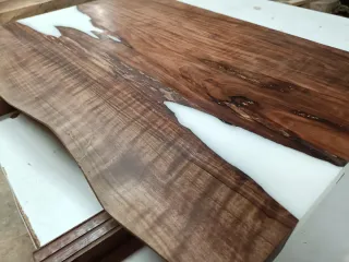 Encimera de baño de nogal con resina