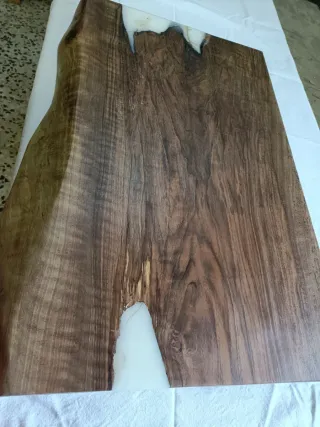 Encimera de baño de nogal con resina