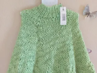 Poncho tejido con cuello alto y flecos