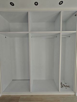 Armario blanco de madera