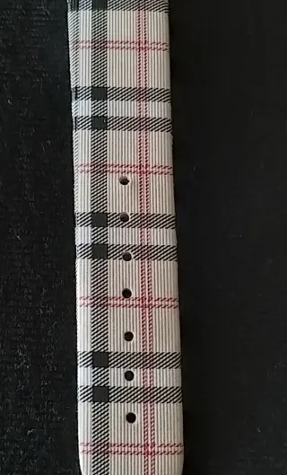 Reloj Analógico con correa de cuadros.