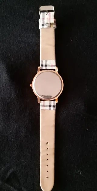 Reloj Analógico con correa de cuadros.