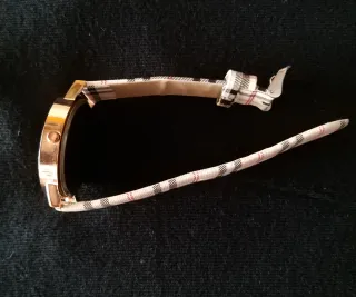 Reloj Analógico con correa de cuadros.