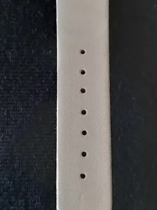 Reloj Analógico con correa de cuadros.