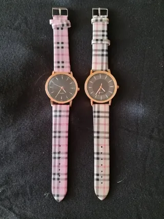 Reloj Analógico con correa de cuadros.