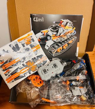 Kit de construção com várias peças